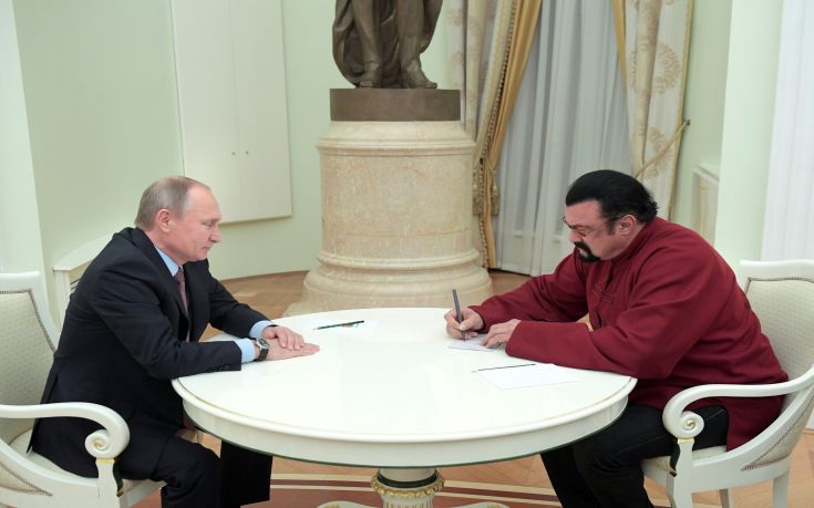 2016-11-25T161200Z_812388840_S1AEUOWWSUAA_RTRMADP_3_RUSSIA-PUTIN-SEAGAL