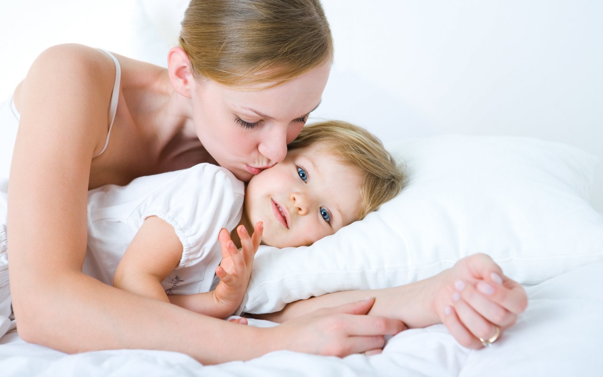 Mother kissing to cutest baby sweetest wallpapers
