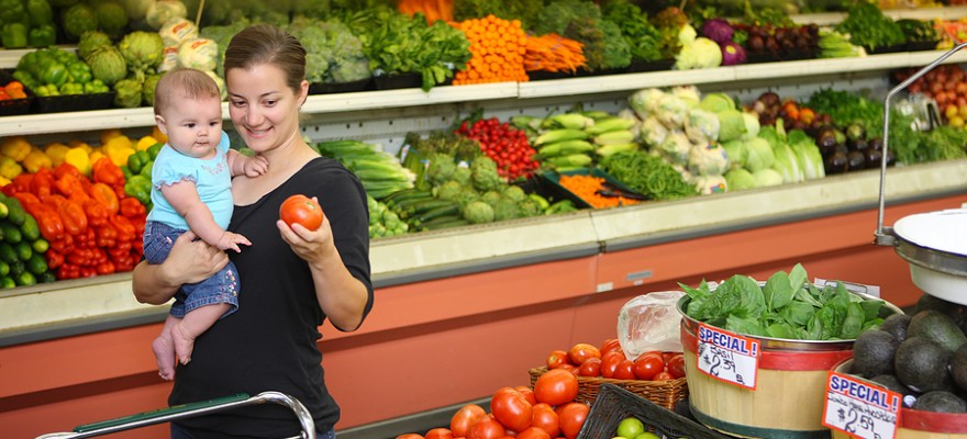 bigstock Woman and baby in grocery stor 14086571 880x400