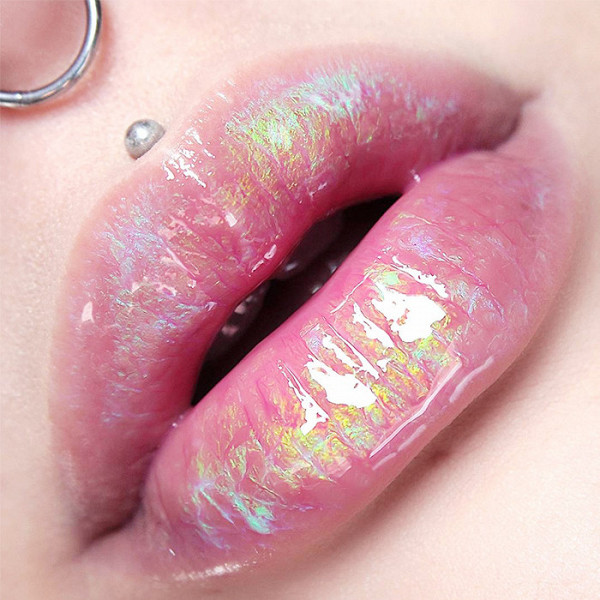 holographic lips are instagrams latest obsession 1975169 1479007522.600x0c