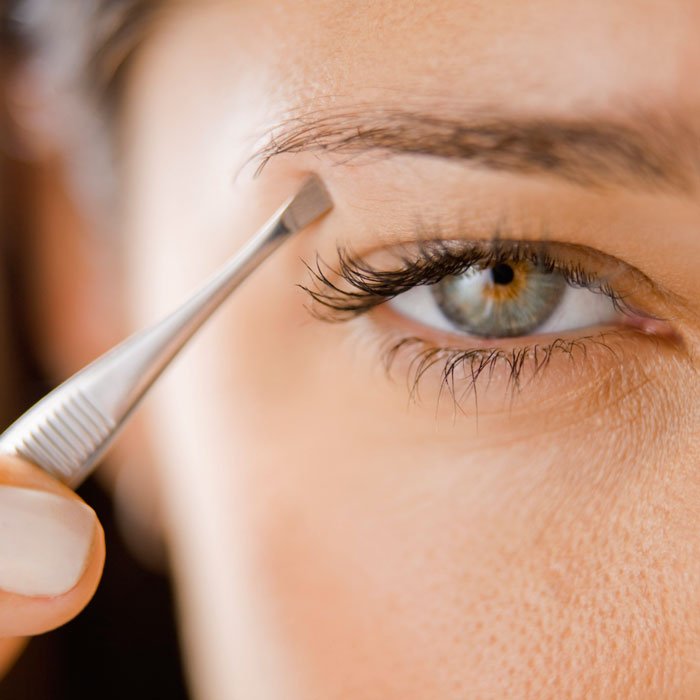 woman plucking eyebrows 700x700 0