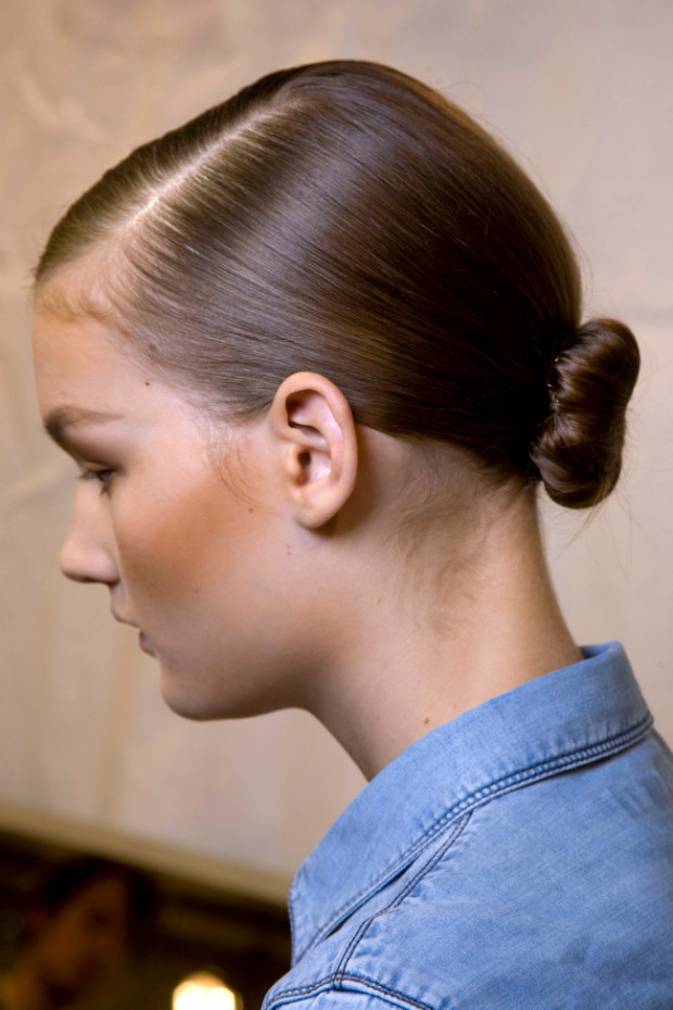 low sleek bun for short hair 2016 620x930