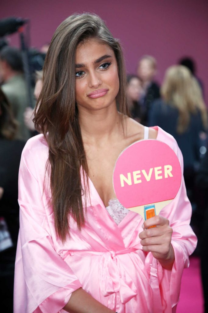 taylor hill at the 2016 victorias secret fashion show backstage in paris 11 30 2016 1 683x1024