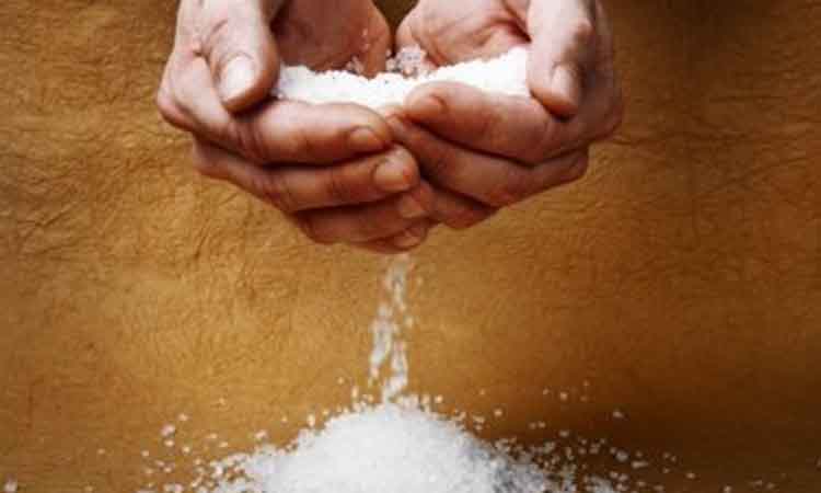 Μασάζ με αλάτι για λαμπερό δέρμα