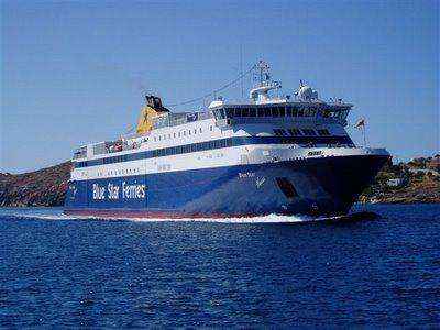 Το «Blue Star Naxos» προσέκρουσε στο λιμάνι της Τήνου