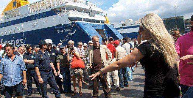 Βουλιάζουν από κόσμο τα λιμάνια της Αθήνας