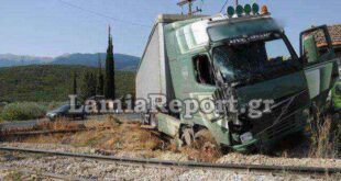 Νταλίκα συγκρούστηκε με τρένο