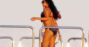 Οι σκαφάτες διακοπές της Rihanna