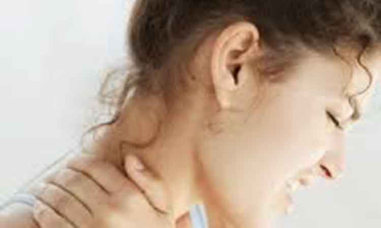 Υποφέρετε από πόνους στον αυχένα; Ξυπνάτε πιασμένοι; Ποιες οι αιτίες της αυχεναλγίας – του αυχενικού συνδρόμου, πως προλαμβάνεται;