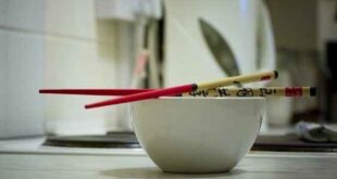 Τα «έξυπνα» chopsticks που καταλαβαίνουν τι τρώτε