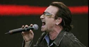 Δεν οφείλεται σε ιδιοτροπία του σταρ των U2 Ο λόγος που ο τραγουδιστής των U2 Μπόνο φορά συνεχώς γυαλιά ηλίου τα τελευταία χρόνια δεν οφείλεται σε ιδιοτροπία του σταρ, αλλά επειδή πάσχει από γλαύκωμα, αποκάλυψε ο ίδιος σε συνέντευξή του στο βρετανικό τηλεοπτικό δίκτυο BBC η οποία θα μεταδοθεί σήμερα το βράδυ. Η ασθένεια αυτή, που προκαλεί εκφυλισμό του οπτικού νεύρου και του αμφιβληστροειδούς και ενδέχεται να περιορίσει την όραση του ασθενούς, καθιστά επίσης τα μάτια πιο ευαίσθητα στο φως. Γι’ αυτό τον λόγο ο Μπόνο, που όπως αποκάλυψε πάσχει από γλαύκωμα εδώ και σχεδόν είκοσι χρόνια, δεν βγάζει ποτέ τα γυαλιά ηλίου του ακόμα και όταν βρίσκεται σε εσωτερικούς χώρους, εξήγησε ο ίδιος στο Graham Norton Show. «Λαμβάνω την κατάλληλη θεραπεία και όλα θα πάνε καλά», είπε ο τραγουδιστής στην εκπομπή αυτή στην οποία πήγε για να προωθήσει το νέο άλμπουμ του συγκροτήματος “Songs of innocence” που κυκλοφόρησε στις 10 Οκτωβρίου. Όταν ρωτήθηκε για τις επικρίσεις που δέχθηκαν οι U2 για το γεγονός ότι το άλμπουμ κατέβηκε αυτόματα στους λογαριασμούς των χρηστών του iTunes τον Σεπτέμβριο, παρόλο που πολλοί από αυτούς δεν το επιθυμούσαν, ο Μπόνο απάντησε: «Θέλαμε να κάνουμε κάτι καινοτόμο, όμως φαίνεται ότι κάποιοι δεν πιστεύουν στον Άγιο Βασίλη». Την Τρίτη, σε ένα βίντεο που ανέβηκε στον ιστότοπο κοινωνικής δικτύωσης Facebook, ο Μπόνο ζήτησε συγγνώμη για την πρωτοβουλία αυτή του συγκροτήματος, εξηγώντας ότι οφειλόταν σε «μία πρέζα μεγαλομανίας, μία δόση γενναιοδωρίας, λίγη αυτοπροώθηση και στον βαθύ φόβο ότι τα τραγούδια αυτά, στα οποία αφιερώσαμε τις ζωές μας τα τελευταία χρόνος, κινδυνεύουν να μην ακουστούν».