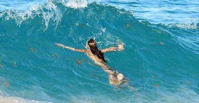 Η Alessandra Ambrosio δαμάζει τα κύματα