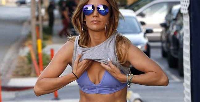 Η Jennifer Lopez έβγαλε βόλτα τους κοιλιακούς της