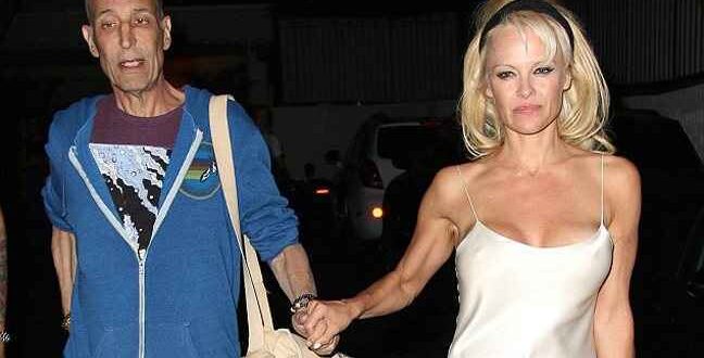 Η Pamela Anderson βγήκε με το κομπινεζόν