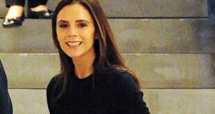 Η Victoria Beckham εξυπηρετεί τους πελάτες στη μπουτίκ της