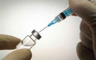 Πιέσεις για εμβολιασμούς γιατρών