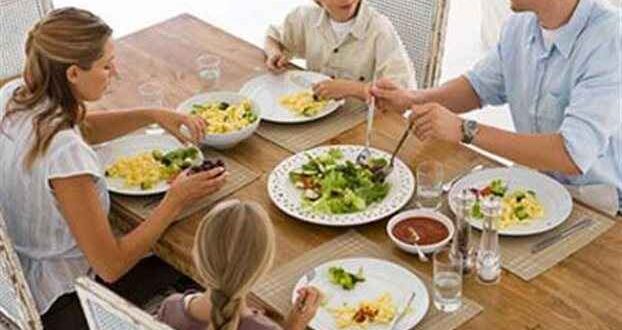 Τα οικογενειακά γεύματα «ασπίδα» κατά της παιδικής παχυσαρκίας