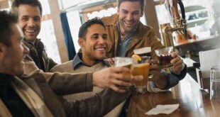 Το αλκοόλ φέρνει χαμόγελα στα πρόσωπα των αντρών