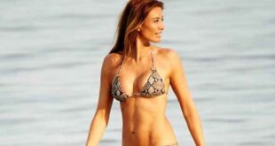 Ανέμελες στιγμές στη θάλασσα για την Melanie Sykes
