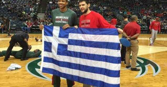 Αντετοκούνμπο και Παπανικολάου πόζαραν με την ελληνική σημαία