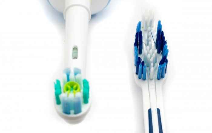 Κλασική vs. ηλεκτρική οδοντόβουρτσα: Τι πρέπει να γνωρίζετε πριν αποφασίσετε