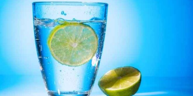 Πέντε λόγοι για να πίνετε νερό με λεμόνι κάθε πρωί