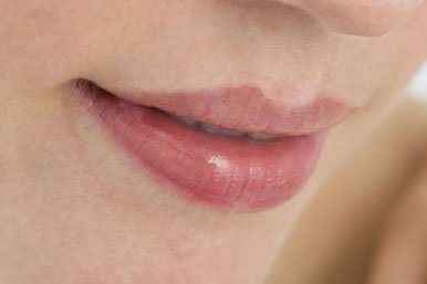 Πώς να επαναφέρετε το φυσικό χρώμα στα χείλη σας