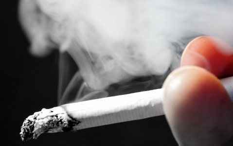 Το κάπνισμα ευθύνεται για τους χρόνιους πόνους στην πλάτη