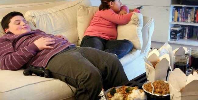 Η κρίση ρίχνει τους Έλληνες στον καναπέ και την παχυσαρκία