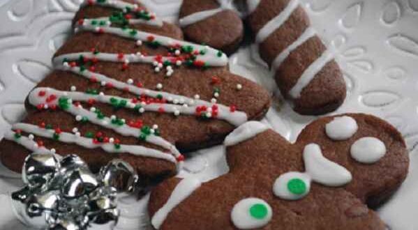 Συνταγή για σοκολατένια χριστουγεννιάτικα μπισκότα με 5 μόνο υλικά!