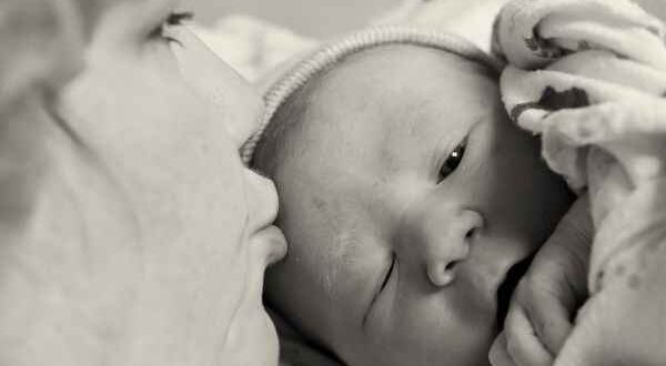 9 φωτογραφίες που πρέπει να βγάλετε το μωρό την πρώτη μέρα της γέννησής του