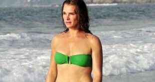 Η 50άρα Brooke Shields στην παραλία