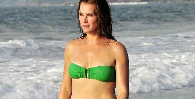 Η 50άρα Brooke Shields στην παραλία