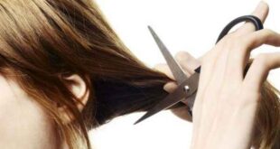 Κουρέψτε τις άκρες των μαλλιών σας μόνες σας σε 4 βήματα!