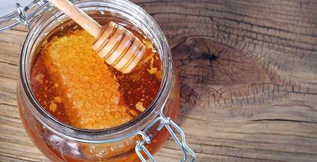 Απολέπιση με μέλι και ζάχαρη για λαμπερό δέρμα
