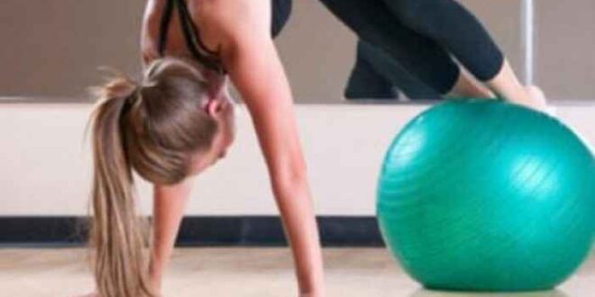 5 απλές ασκήσεις για γράμμωση σε όλο το σώμα με μπάλα γυμναστικής
