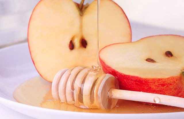 Ενυδάτωση προσώπου με μήλο και μέλι