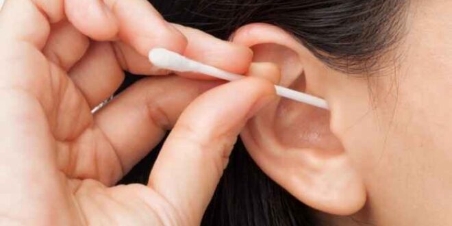 Μπατονέτες: Γιατί πρέπει να τις αποφεύγετε – Πώς να καθαρίζετε τα αυτιά σας