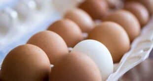 Ξεφλουδίστε εύκολα τα βρασμένα αυγά