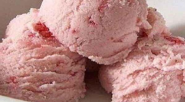 Συνταγή για παγωτό φράουλα με 3 μόνο υλικά!