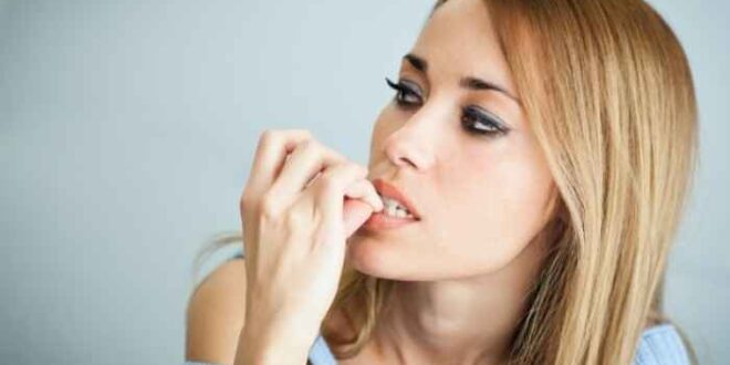 Τι σημαίνει όταν κάποιος τρώει τα νύχια του; Οι ειδικοί απαντούν!