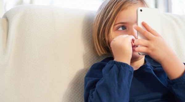 6 λόγοι για να μην αγοράσετε στο παιδί σας Smartphone