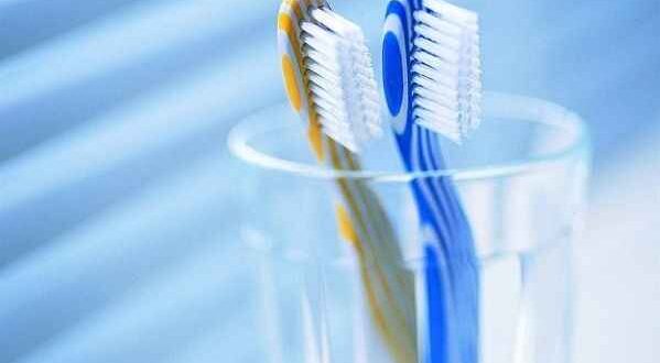 Αυτό είναι το μαγικό τρικ για να καθαρίσετε τις οδοντόβουρτσές σας!