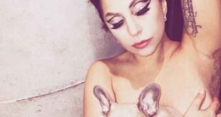 Η Lady Gaga τόπλες με το σκυλί της