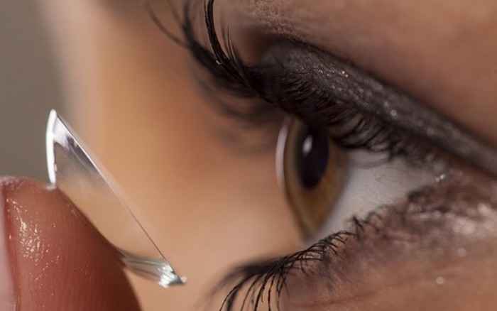 Πώς θα κάνετε μακιγιάζ-ντεμακιγιάζ ματιών εάν φοράτε φακούς επαφής