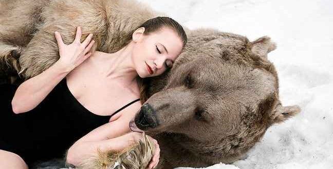 Σέξι Ρωσίδες ποζάρουν με… αρκούδες
