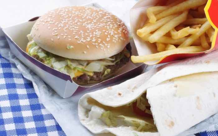 Υπέρταση: Δείτε πόσο αυξάνει τον κίνδυνο το junk food