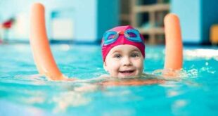 Ώρα για θάλασσα; Έτσι θα μάθετε στο παιδί σας να κολυμπάει!