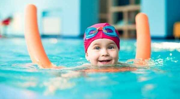 Ώρα για θάλασσα; Έτσι θα μάθετε στο παιδί σας να κολυμπάει!