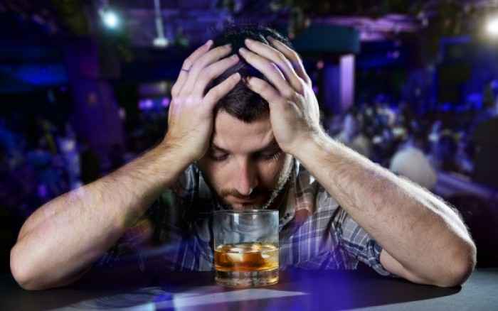 Αλκοόλ με άδειο στομάχι: Τι προκαλεί στο σώμα